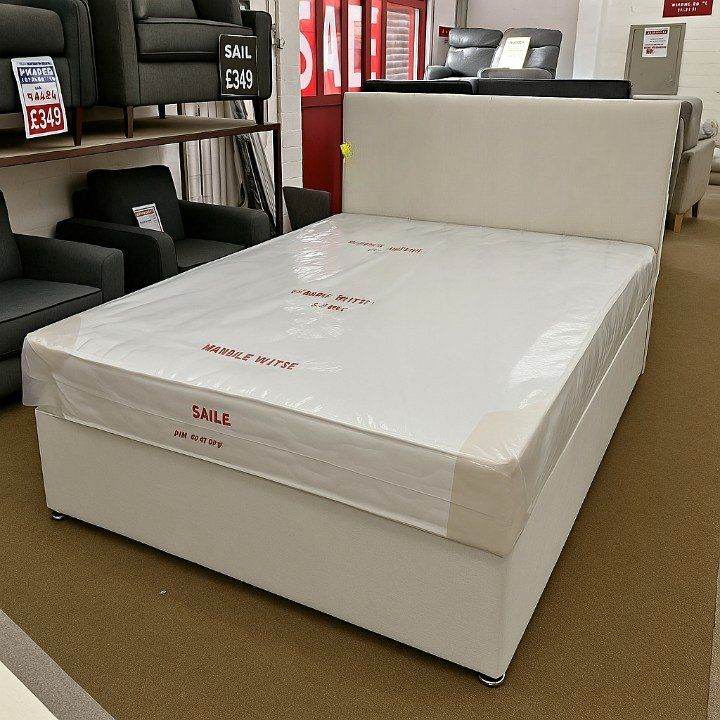 Xmas Sales Offer: Modern Divan Bed with Extra Features for Ultimate Comfort ::