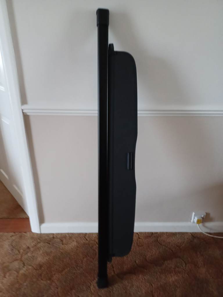 Retractable parcel shelf 