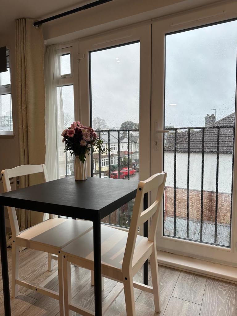 Large modern clean Studio for couples available. 5mins walk to Tooting Bec Tube