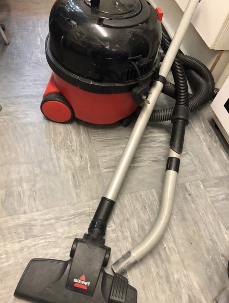 HENRY  CYLINDER VACUUM CLEANER l