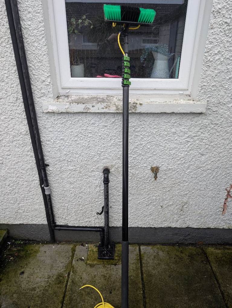 High reach anti spin window cleaning water fed pole