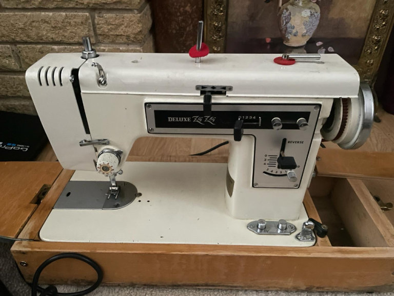 Sewing Machine.DELUXE Zig Zag. 