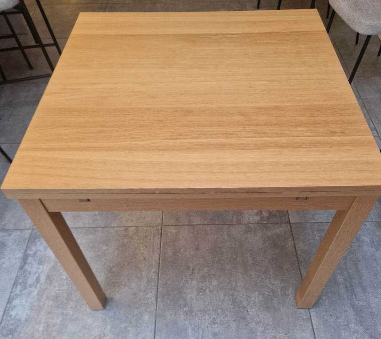 Extendable dining table 