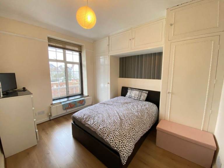 💡 Smart Shared Room - High Speed WiFi, Modern Amenities, Tech Ready, Move Now Ealing 📱