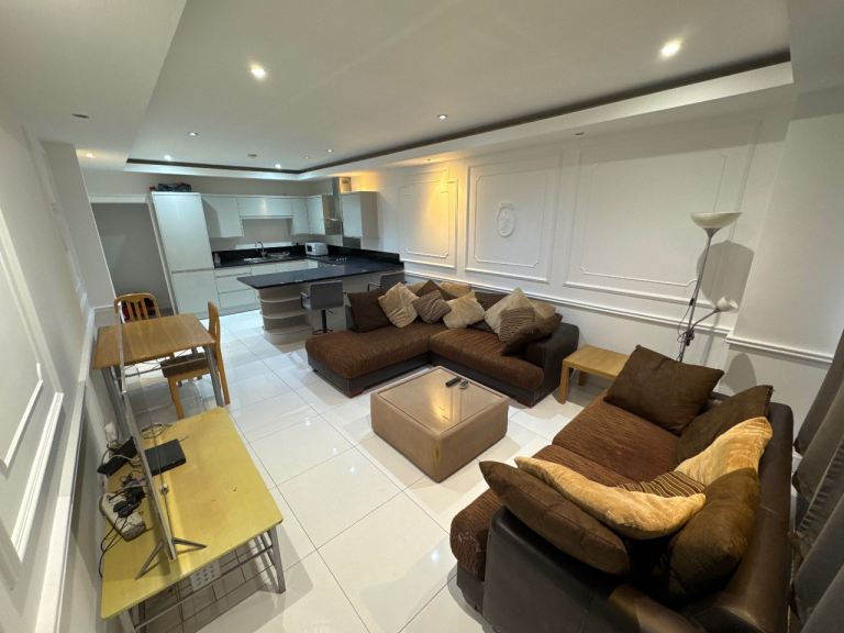 Modern 2 bedroom flat to rent - All bills included !
