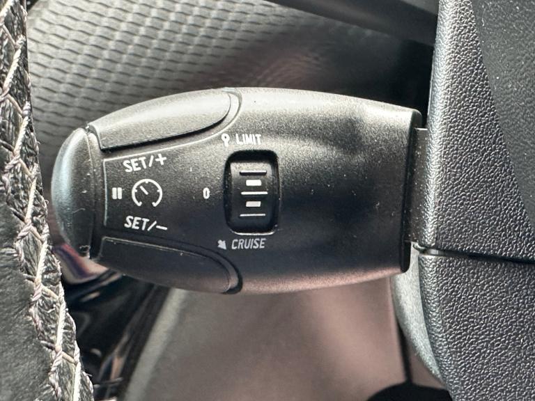 ** F.S.H ** 2017 (67) Peugeot 2008 1.6 BlueHDi Allure 5 dr hatchback ** VALUE **