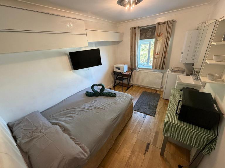 Double room with own sink and food prep facilities