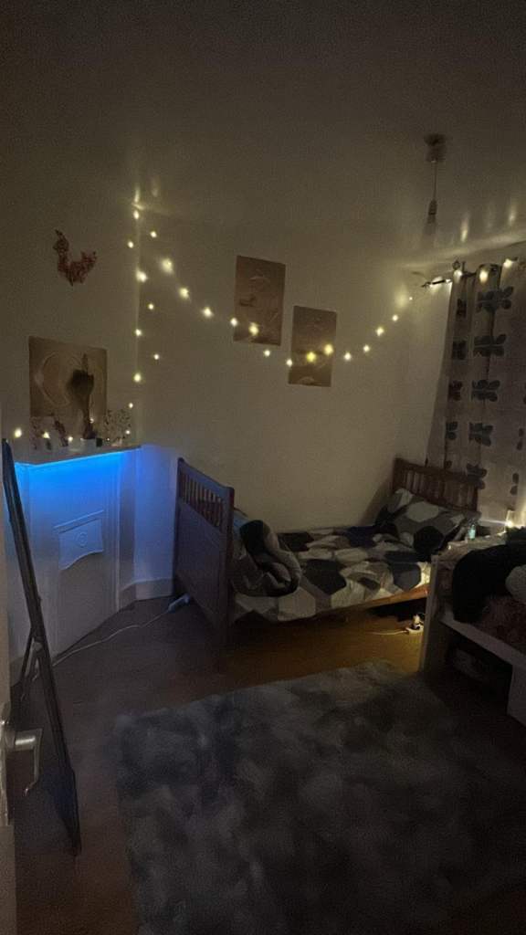 Spacious Double Room Available - Clean & Friendly