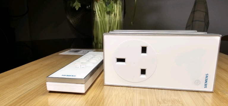 X3 Siemens smart plug remotely operated plug 13A + remote control