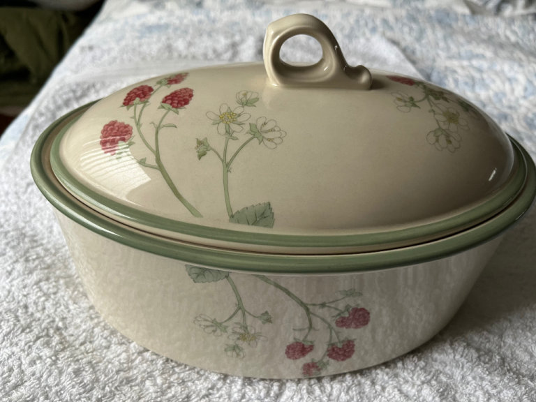 WEDGWOOD RASPBERRY CANE TUREEN WITH LID. NEW & UNUSED. COLLECTION ONLY FROM BURY.