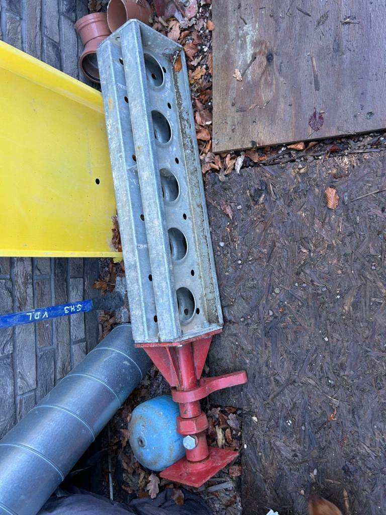 Superslim soldier building prop