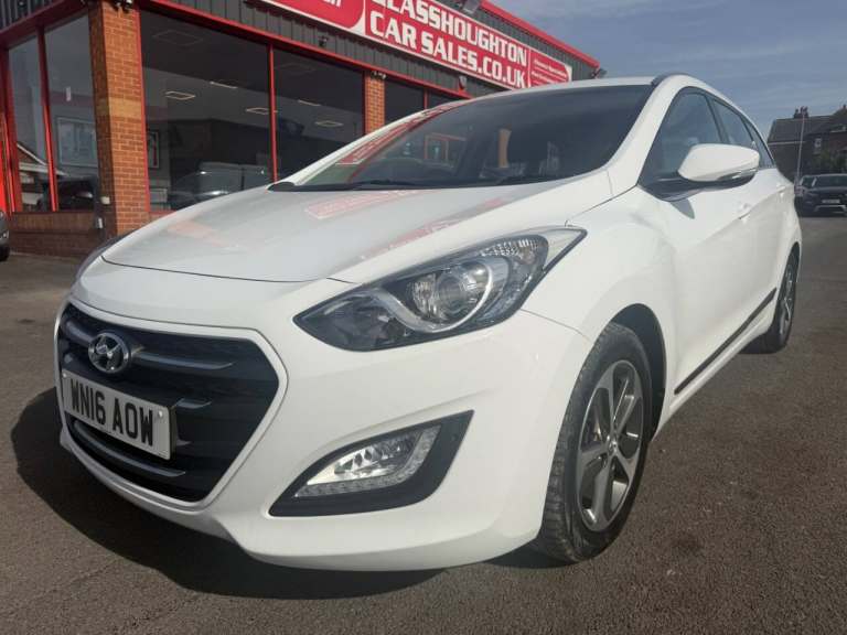 Hyundai i30 1.6 CRDi Blue Drive SE Nav 5dr DCT - 2 FORMER KEEPERS - FULL