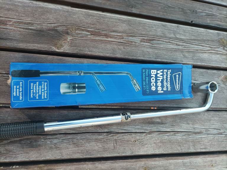 Telescopic wheel wrench