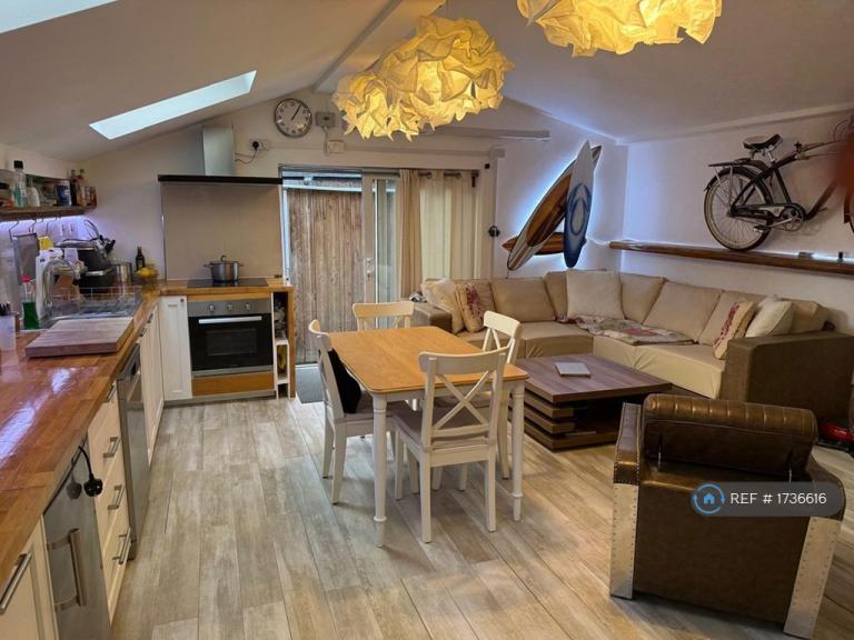 1 bedroom flat in Battersea Park Road, London, SW11 (1 bed) (#1736616)