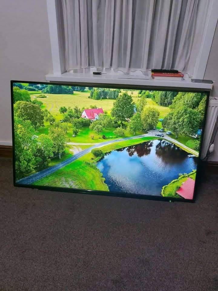 Toshiba 49 inch 4k Ultra HD Smart Tv with remote, box and wall bracket