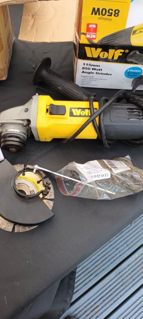 Wolf 850W Angle Grinder with Discs – Good Condition