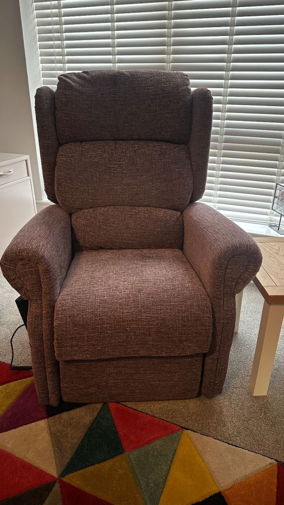 Riser/recliner arm chair 