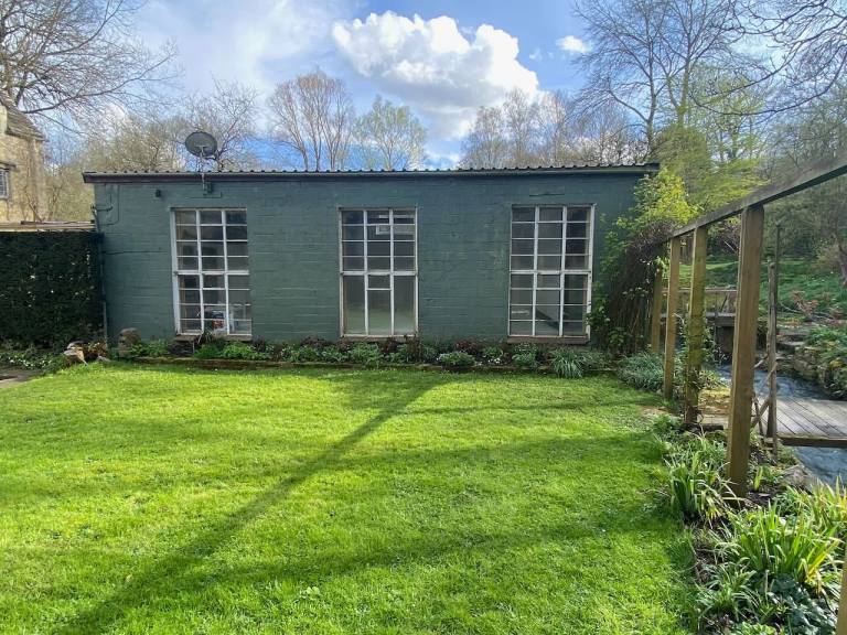 Artist's studio space near Stroud - set in beautiful garden