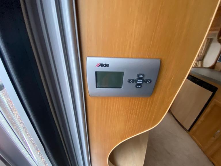 VANMASTER ACCOLADE 520 - 2010 - 2 BERTH - END WASHROOM - MOVER - PRISTINE 