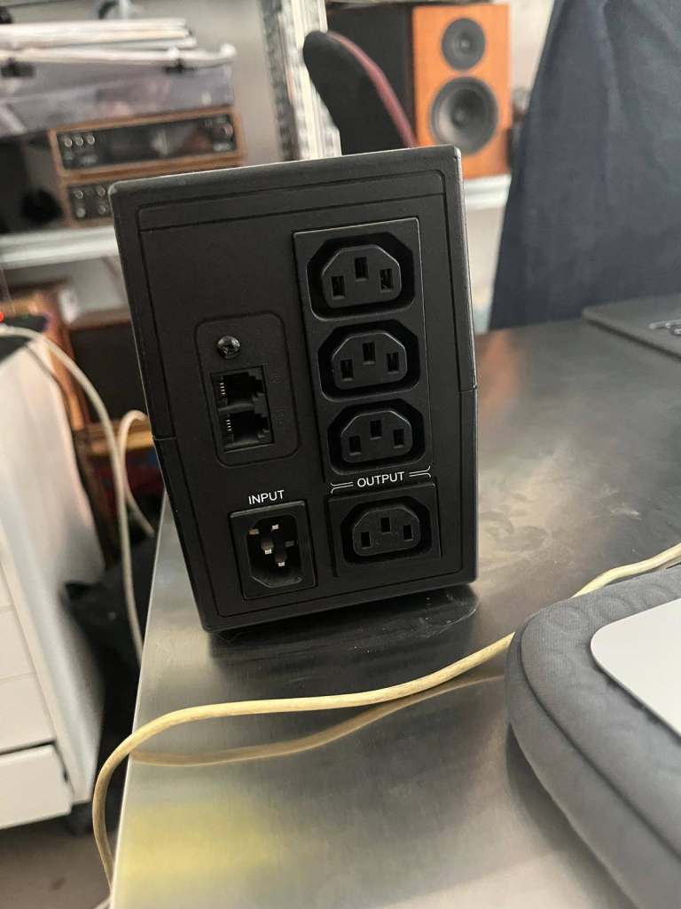 Amazon Basics Aurora Vista 850 IEC (850VA / 480W) UPS