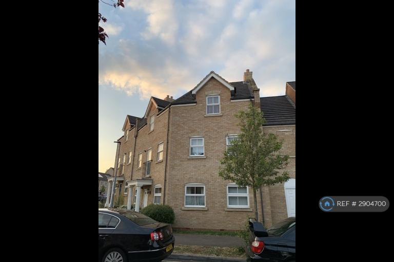 2 bedroom flat in Appledore Road, Bedford, MK40 (2 bed) (#2904700)