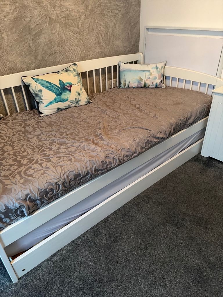 Single bed with trundle 