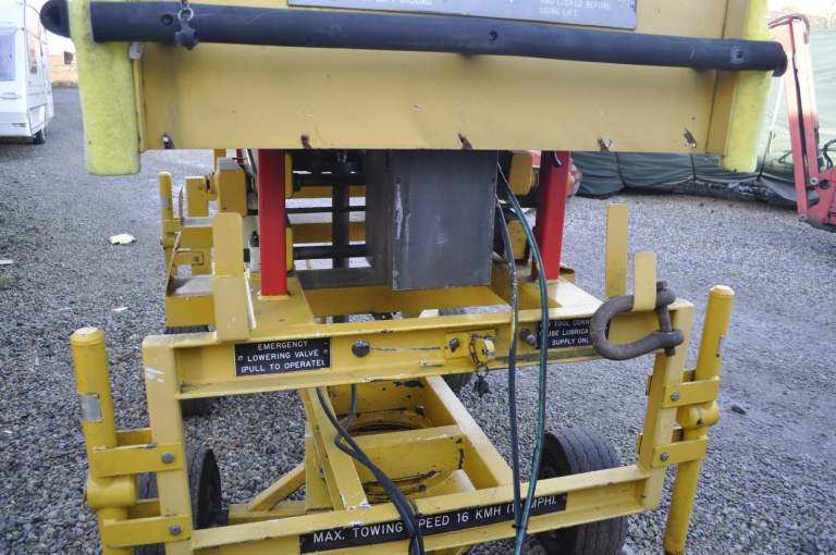 towable manaual pump scissor lift