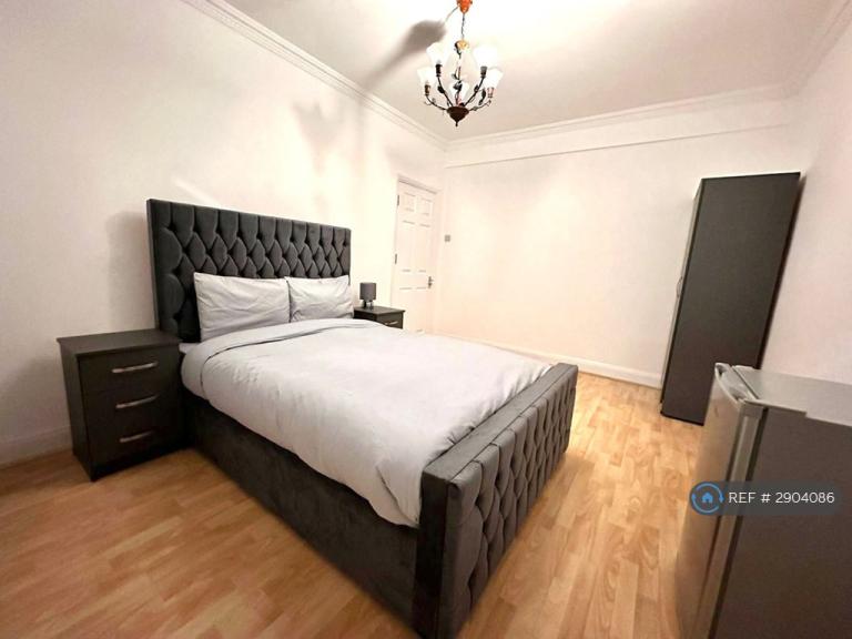 1 bedroom in Sandringham Gardens, London, N12 (#2904086)