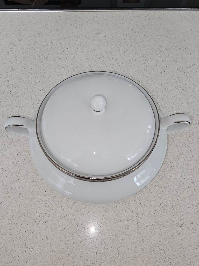 Fairmont Fine China Silver Garland White Ceramic Casserole Dish with Lid