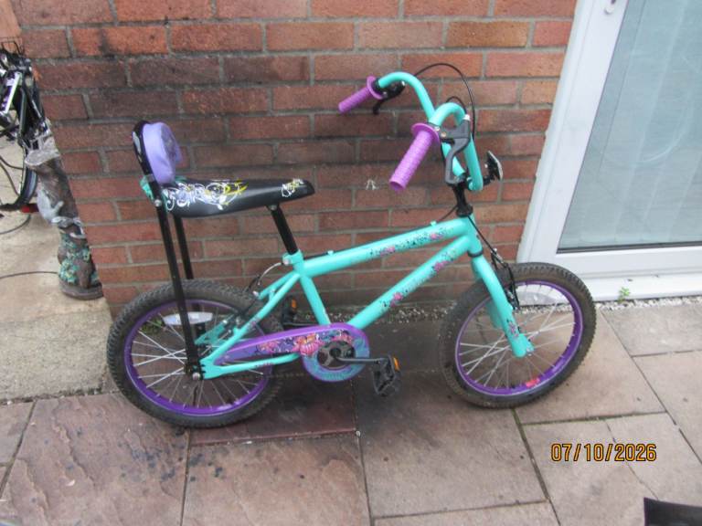 girls 20inch wheeled chopper style bike in good condition suit age upto 7 yrs old 