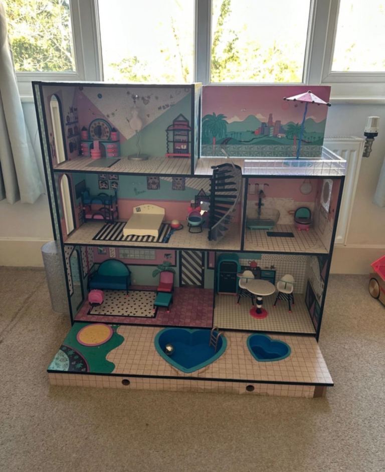 L.O.L. Surprise! Doll House with Furniture – Good Condition