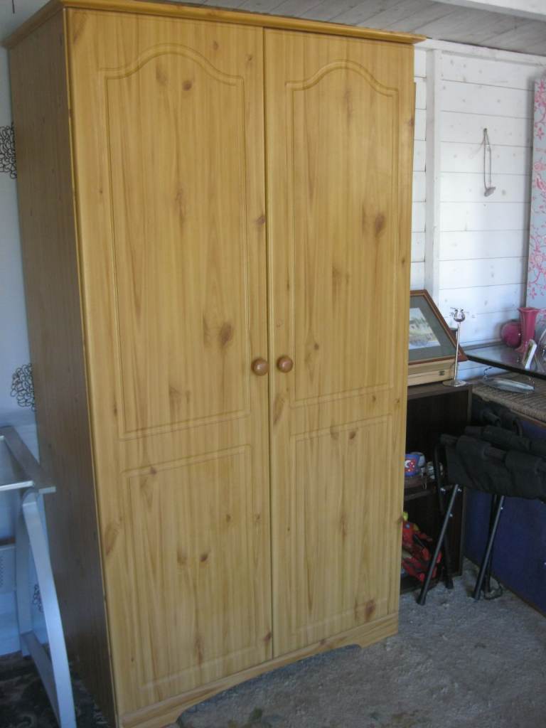 MODERN PINE STYLE DOUBLE WARDROBE. TWIN PANEL DOORS, INNER SHELF & RAIL. DELIVERY AVAILABLE