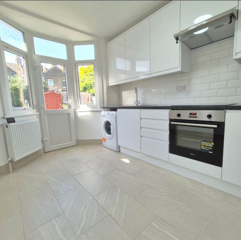 SPACIOUS 2/3 BEDROOM HOUSE AVAILABLE TO RENT! E17
