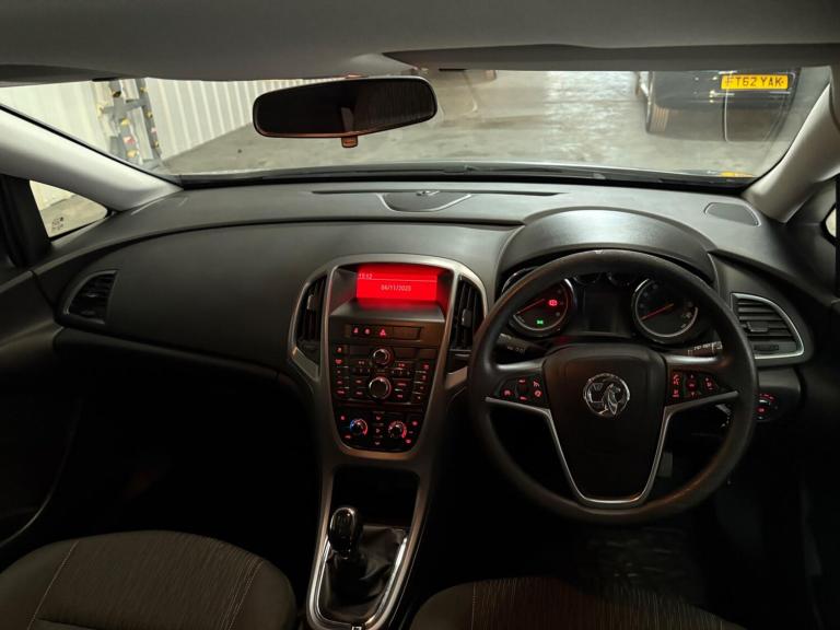 2014 Vauxhall Astra 1.4i 16V Design 5dr HATCHBACK PETROL Manual