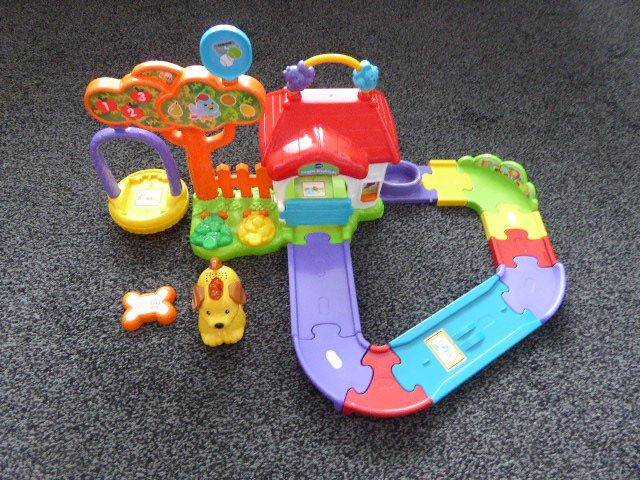 VTech Toot-Toot Dog Parlour Complete with 1 No. Dog & 1 No. Bone.