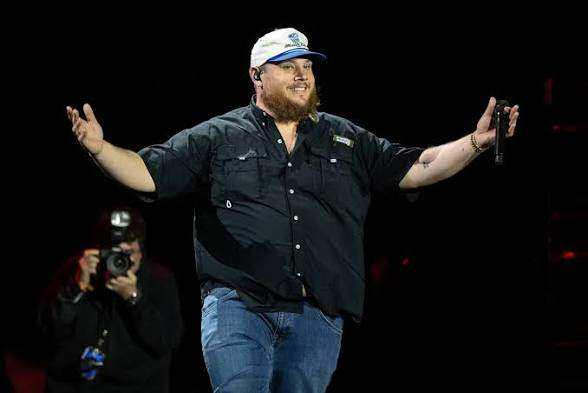 5 GOLDEN CIRCLE Luke combs TICKETS AND RETURN TRAVEL WITH BE THERE TRIPS FOR £100 EACH!!!