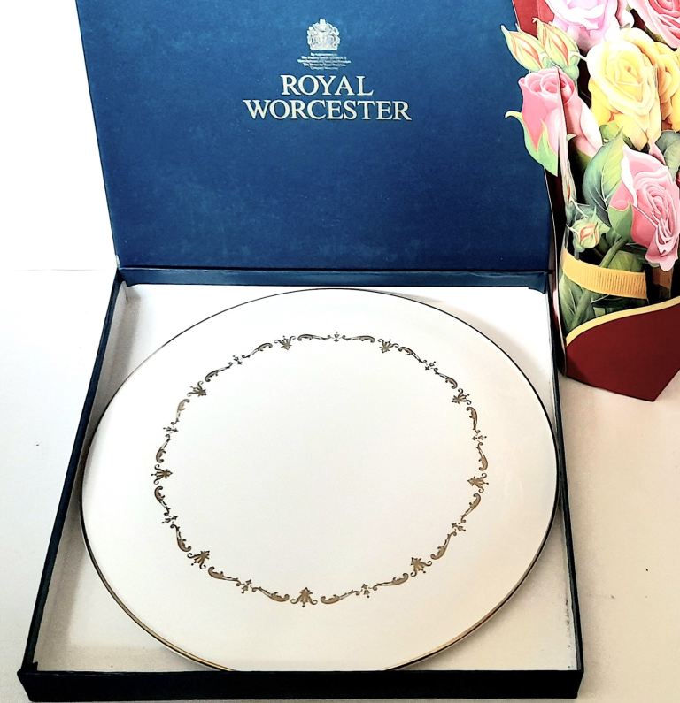 ROYAL WORCESTER GOLD CHANTILLY GATEAUX / CAKE PLATE - 11 inch diameter - 28 cm BOXED  GOOD