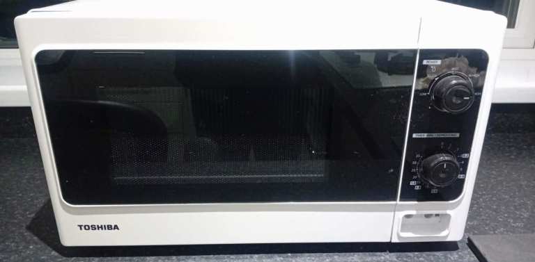 Toshiba Microwave Oven – White, Good Condition