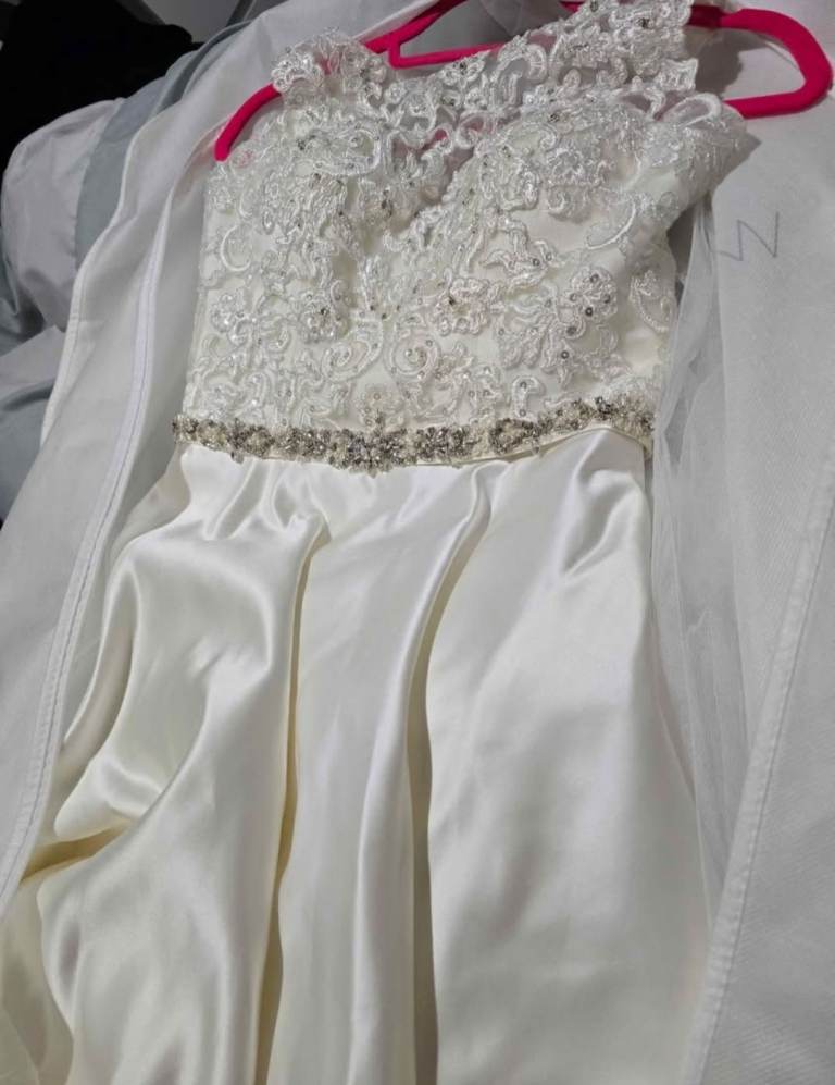 Gorgeous ivory wedding dress (size 10)