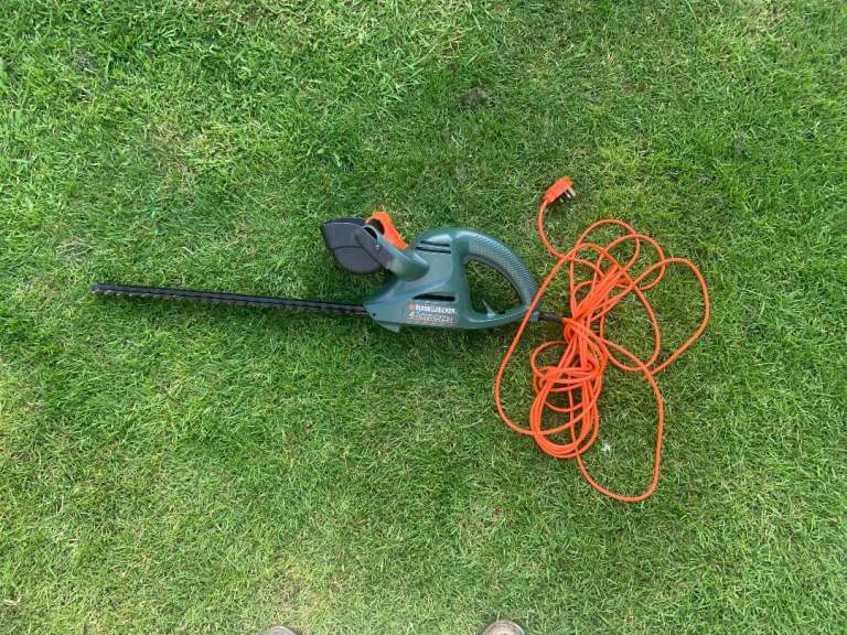 BLACK AND DECKER HEDGE TRIMMER MODEL GT251
