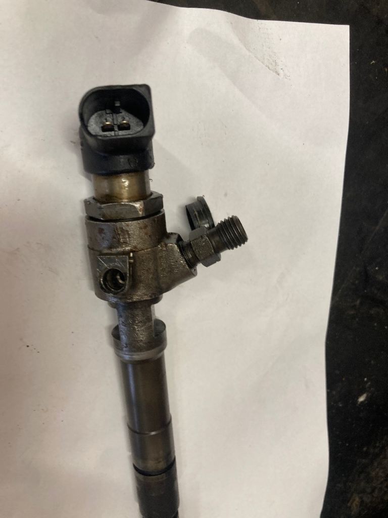 Diesel fuel injector 