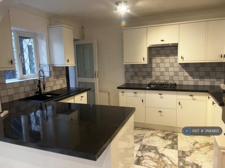 4 bedroom house in Hurstwood Avenue Bexleyheath, London, DA7 (4 bed) (#2684813)