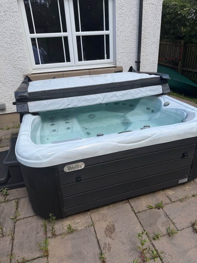 Wellis Hot Tub with Cover and Steps – Good Condition