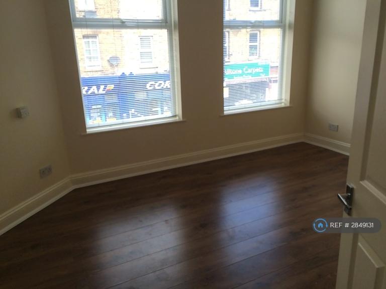 3 bedroom flat in Roman Road, London, E3 (3 bed) (#2849131)