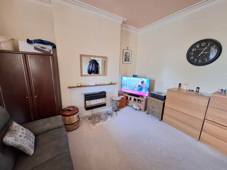 Furnished 1-Bedroom Spacious Studio Flat to Rent in Popular Marsh Area 
