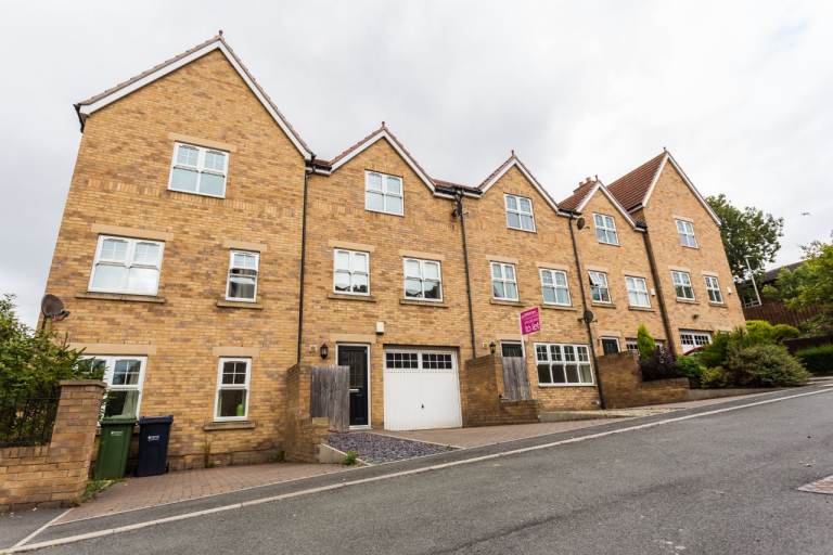 Large Ensuite Room in Friendly Professional House Share 