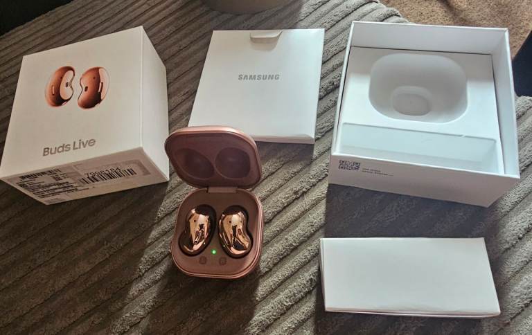 Galaxy Buds ear phones