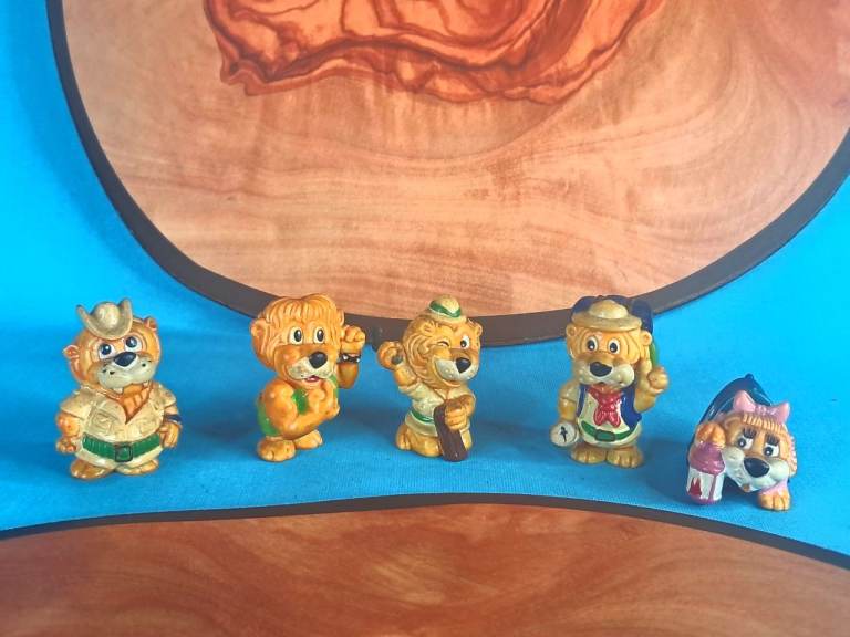 5 pieces of Vintage Kinder Surprise Leo Venturas lion figures produced by Ferrero. 