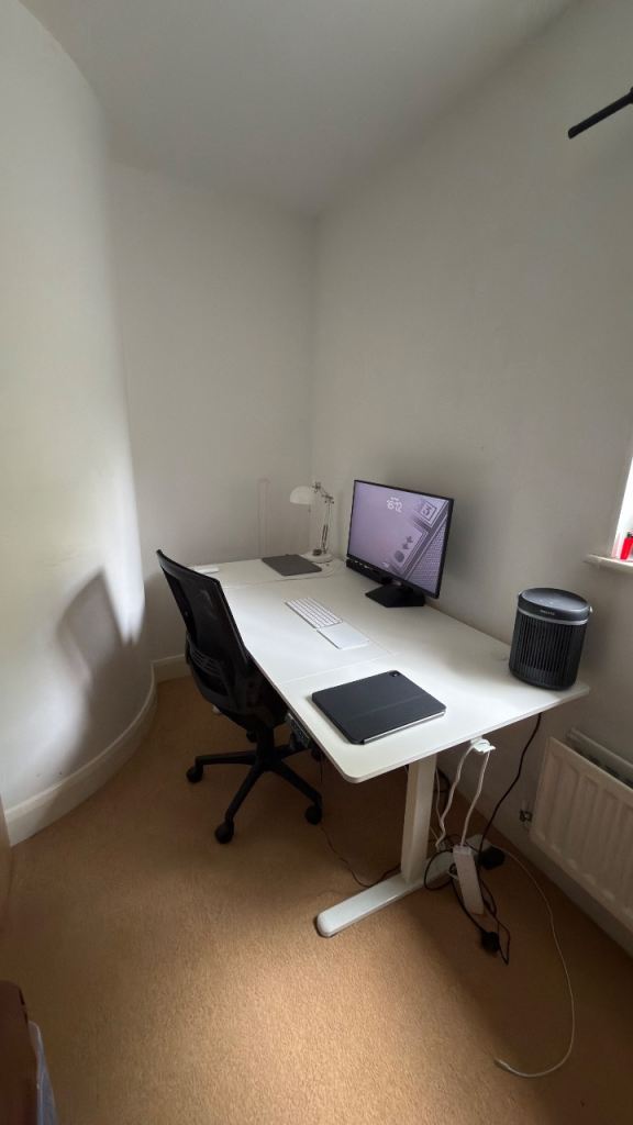 ErGear Electric Standing Desk 160x80cm White - Like New