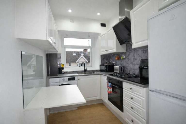 2 bedroom flat in Drayton Bridge Road, London